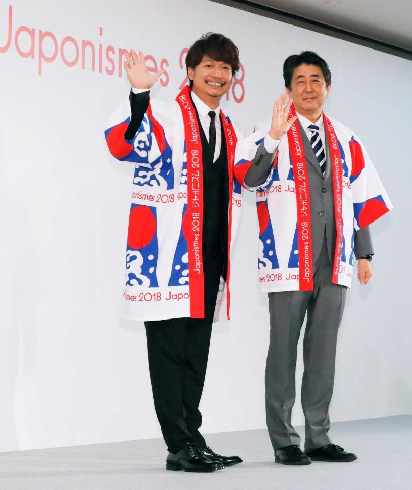 　香取慎吾（左）と安倍晋三首相＝都内