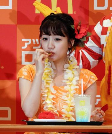 シャカシャカポテトを試食する高橋みなみ＝都内