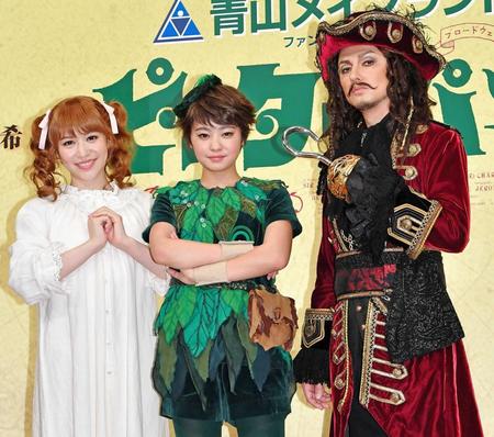 　舞台への意気込みを語る（左から）ウェンディ役の河西智美、ピーターパン役の吉柳咲良、フック船長役のＩＳＳＡ＝撮影・出月俊成