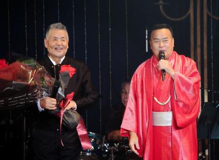 中村泰士氏（左）の５０周年ディナーショーにゲスト出演した細川たかし＝大阪市内