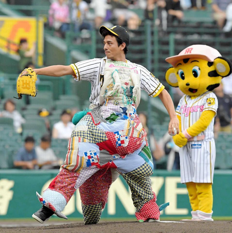 　ファーストピッチセレモニーで投球する満島真之介＝甲子園（撮影・高部洋祐）