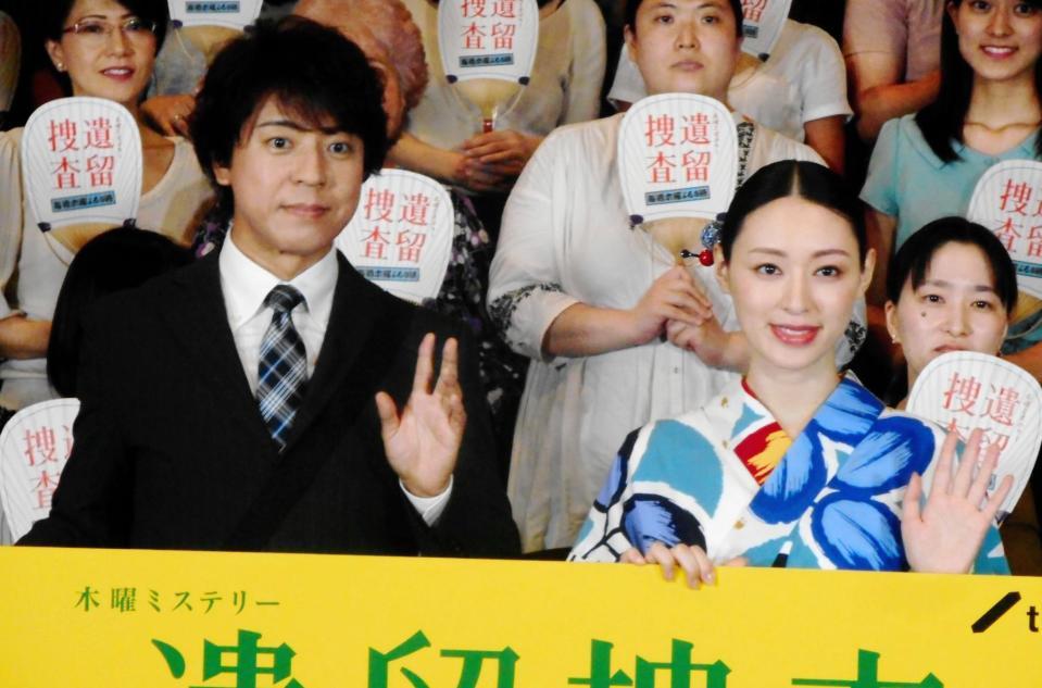 テレビ朝日系ドラマ「遺留捜査」の完成披露試写会で舞台あいさつした上川隆也（左）と栗山千明＝東京・ＴＯＨＯシネマズ六本木ヒルズ