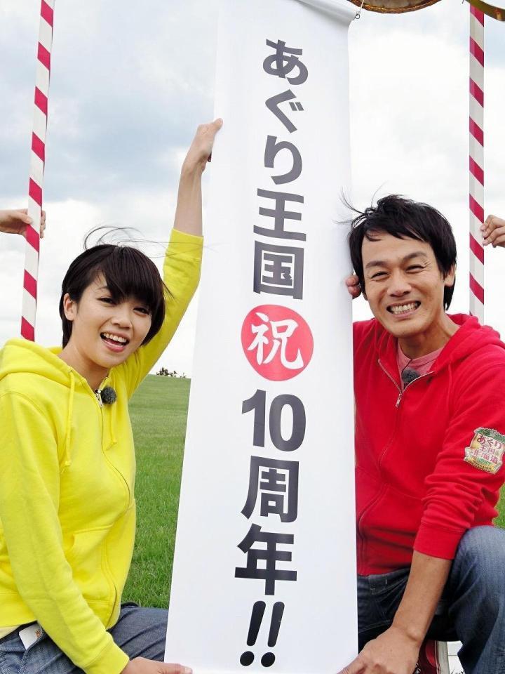 「あぐり王国北海道ＮＥＸＴ」１０周年のくす玉を割る森崎博之（右）と森結有花アナ（ＨＢＣ北海道放送提供）