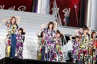 神宮球場でパフォーマンスする乃木坂４６