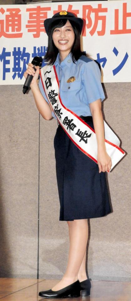 １日警察署長を務めた奥山かずさ＝横浜市内