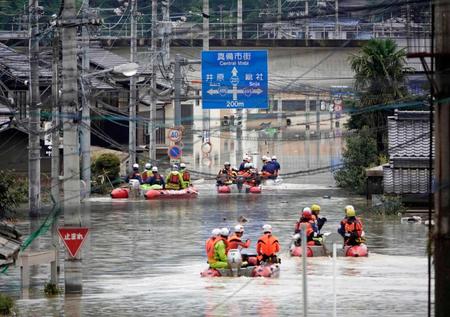 　水に漬かったままの住宅地で、捜索に向かう消防隊のボート＝岡山県倉敷市