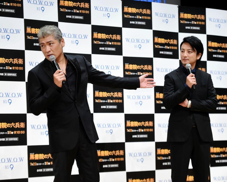 舞台あいさつでトークをする吉川晃司（左）と上地雄輔＝東京・丸ビルホール（撮影・開出牧）