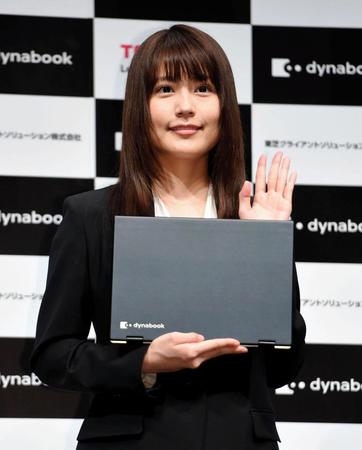 ノートパソコンを持ってほほ笑む有村架純＝ザ・プリンスパークタワー東京（撮影・開出牧）