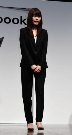 一日社員らしくスーツ姿で登場した有村架純＝ザ・プリンスパークタワー東京（撮影・開出牧）