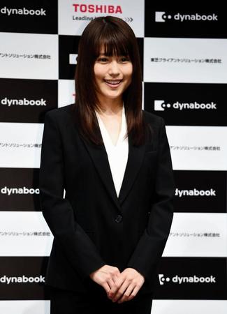 一日社員に任命され笑顔の有村架純＝ザ・プリンスパークタワー東京（撮影・開出牧）