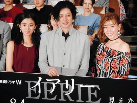 　完成披露試写会に登場した（左から）黒島結菜、オダギリジョー、仲里依紗＝都内