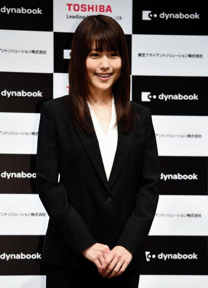 一日社員に任命され笑顔の有村架純＝ザ・プリンスパークタワー東京（撮影・開出牧）