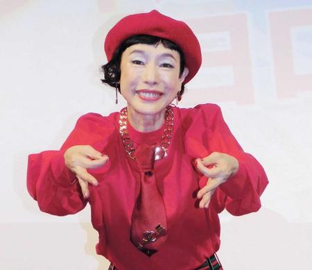 　還暦を迎えてもためらわずに「よろちくび」を披露する久本雅美＝東京・スペースＦＳ汐留