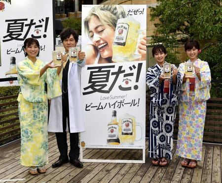 ハイボールで乾杯する（左から）テレビ朝日の山本雪乃アナウンサー、甲本雅裕、宮崎香蓮、宇賀なつみアナ＝東京・六本木の毛利庭園