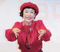 　還暦を迎えてもためらわずに「よろちくび」を披露する久本雅美＝東京・スペースＦＳ汐留