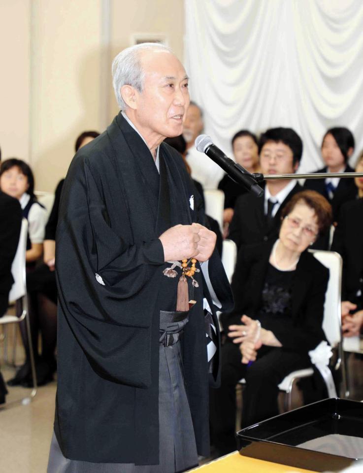 友人代表あいさつをする中村吉右衛門＝神奈川・妙蓮寺（落語芸術協会提供）