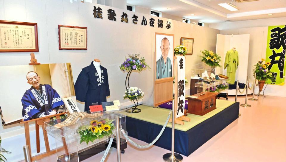 　告別式の会場に並べられた桂歌丸さんの遺品＝神奈川・妙蓮寺（撮影・開出牧）