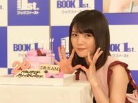 誕生日ケーキを前に笑顔の道重さゆみ＝東京・ブックファースト新宿店（撮影・金田祐二）