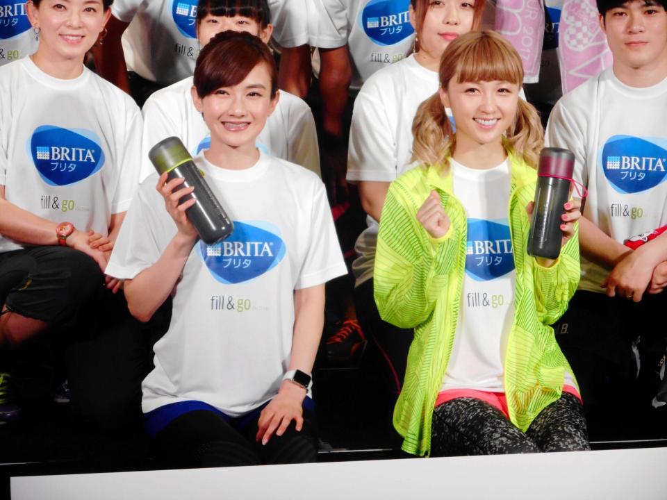「ＢＲＩＴＡ　Ｊａｐａｎ　ｆｉｌｌ＆ｇｏ　Ａｃｔｉｖｅ　Ｒｕｎイベント」に登場したＤｒｅａｍ　Ａｍｉ（右）と湯田友美コーチ＝東京・渋谷キャスト