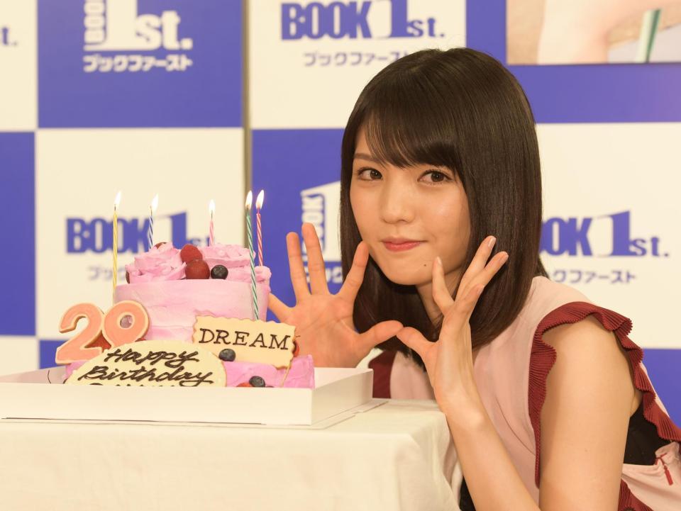 誕生日ケーキを前に笑顔の道重さゆみ＝東京・ブックファースト新宿店（撮影・金田祐二）