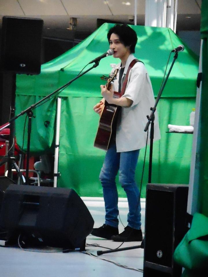 ファーストアルバム発売記念イベントを行った阪本奨悟＝ラゾーナ川崎