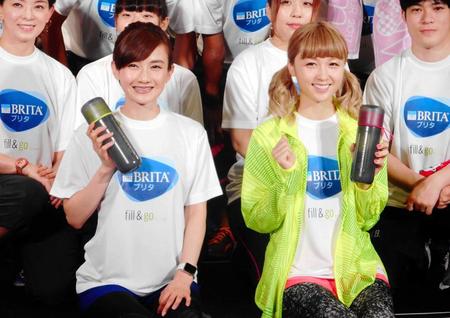 　大阪マラソン挑戦を宣言したＤｒｅａｍＡｍｉ（右）と湯田友美コーチ＝東京・渋谷キャスト