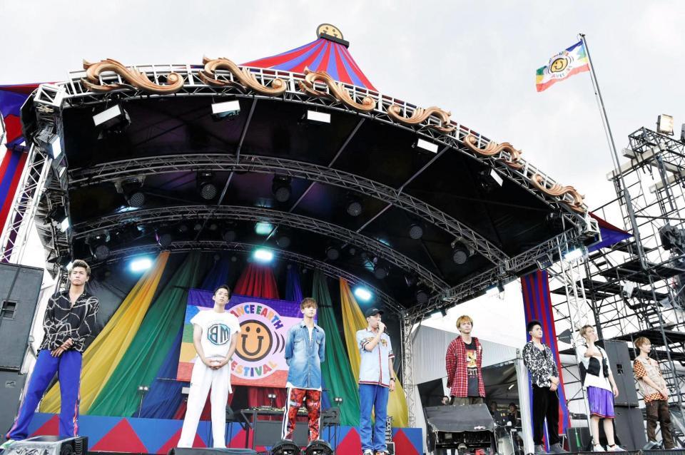 メンバーと並んで中尾翔太さんとの別れに触れるＦＡＮＴＡＳＴＩＣＳの世界（中央）＝千葉・幕張海浜公園