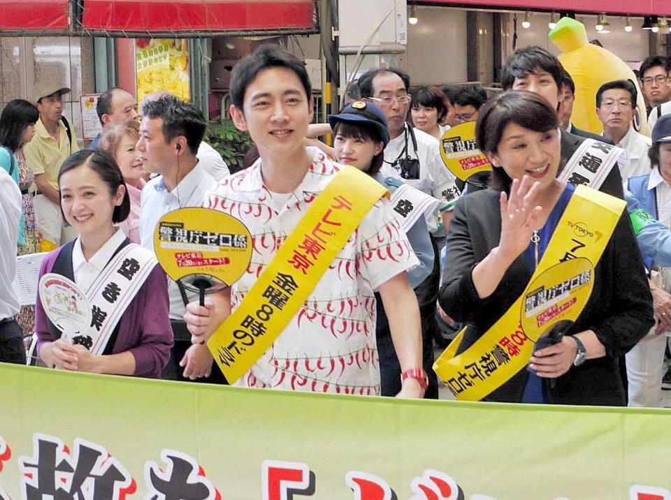 　商店街をパレードする（左から）安達祐実、小泉孝太郎、松下由樹＝東京・阿佐ヶ谷