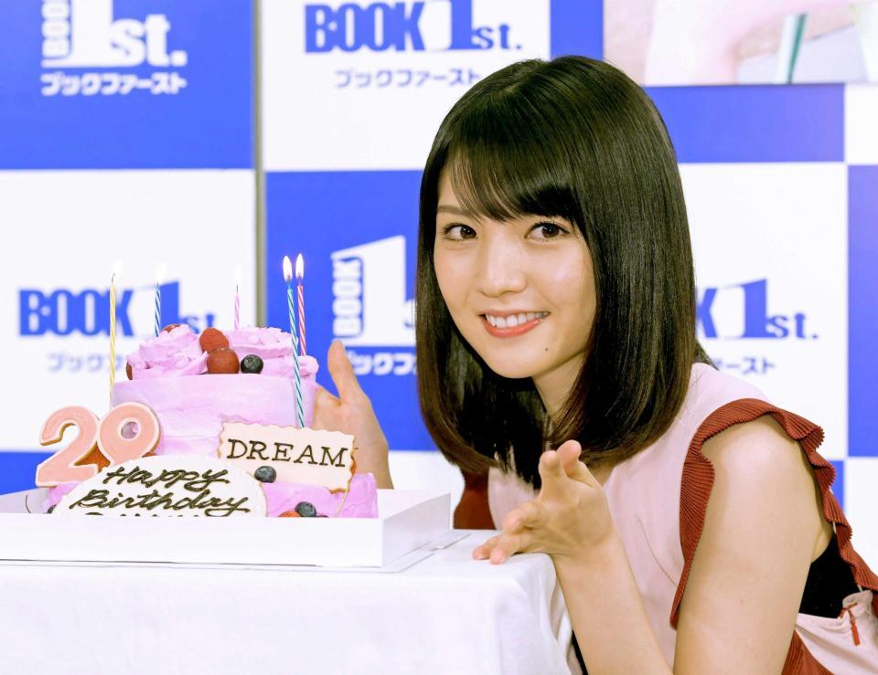 　誕生日ケーキを前に笑顔の道重さゆみ＝都内（撮影・金田祐二）