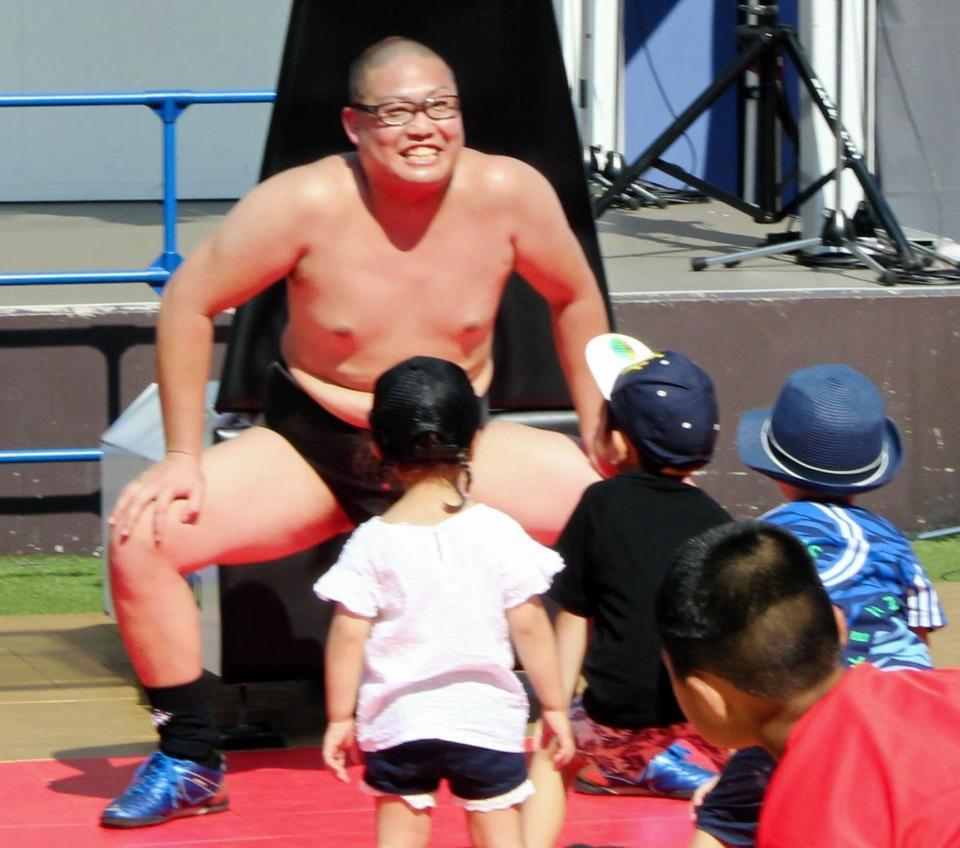 相撲教室を開いためっちゃ細田＝大阪・もりのみやキューズモールＢＡＳＥ