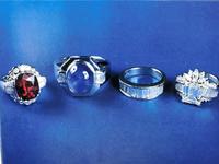 　まき子夫人保管の“門外不出”４点  （左から）結婚１周年に裕次郎さんからまき子夫人へ贈られた指輪、裕次郎さんの結婚指輪、まき子夫人の結婚指輪、まき子夫人の婚約指輪（提供）