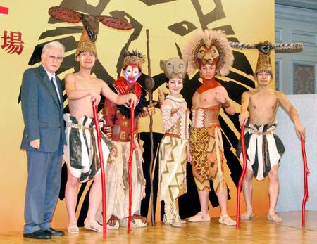 　劇団四季「ライオンキング」大阪公演の制作発表に出席した劇団員らと浅利慶太さん（左端）＝２０１２年