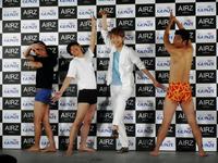 解放感をイメージしたポーズを決める（左から）パンサーの菅良太郎、同・向井慧、俳優・杉野遥亮、パンサー・尾形貴弘＝東京・赤坂