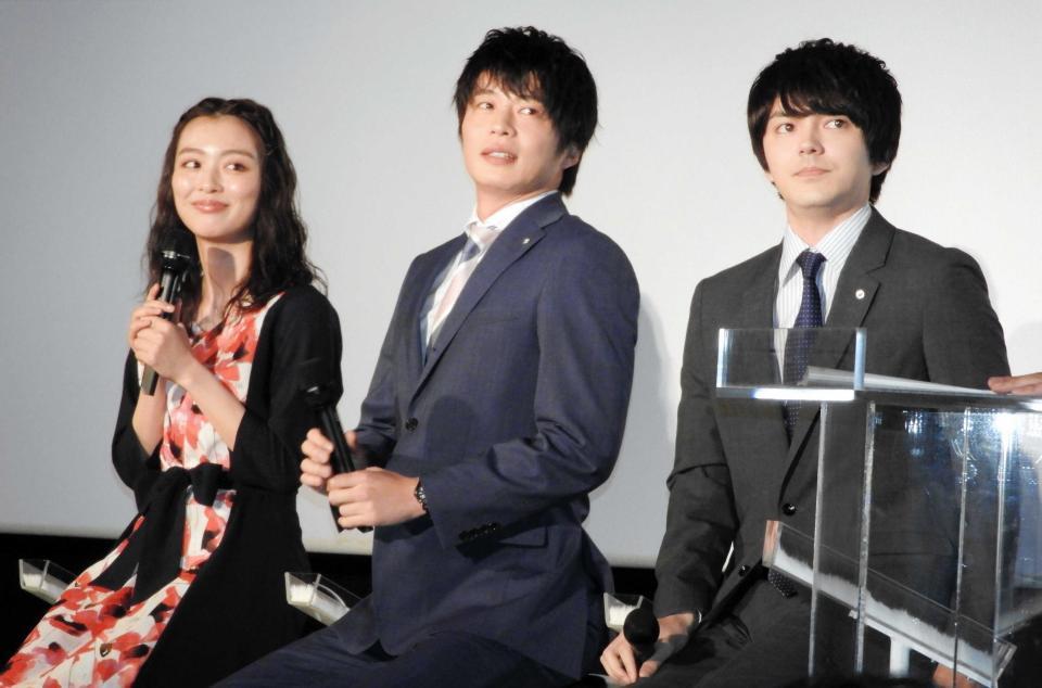 　ドラマ「おっさんずラブ」の試写会に登場した（左から）内田理央、田中圭、林遣都＝４月