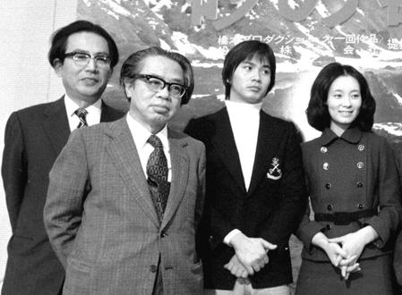 １９７４年２月、映画「砂の器」の製作発表に臨む（左から）橋本忍さん、松本清張さん、森田健作さん、島田陽子さん＝東京都内のホテル