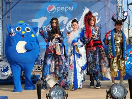 シークレットライブを行った「怪物舞踏団」の（左から）にゃんごすたー、ＫｅｎＫｅｎ、石川さゆり、ＳＵＧＩＺＯ、ＤＪ　ＲＥＮＡ＝神奈川県藤沢市の江ノ島イーストサイドビーチ