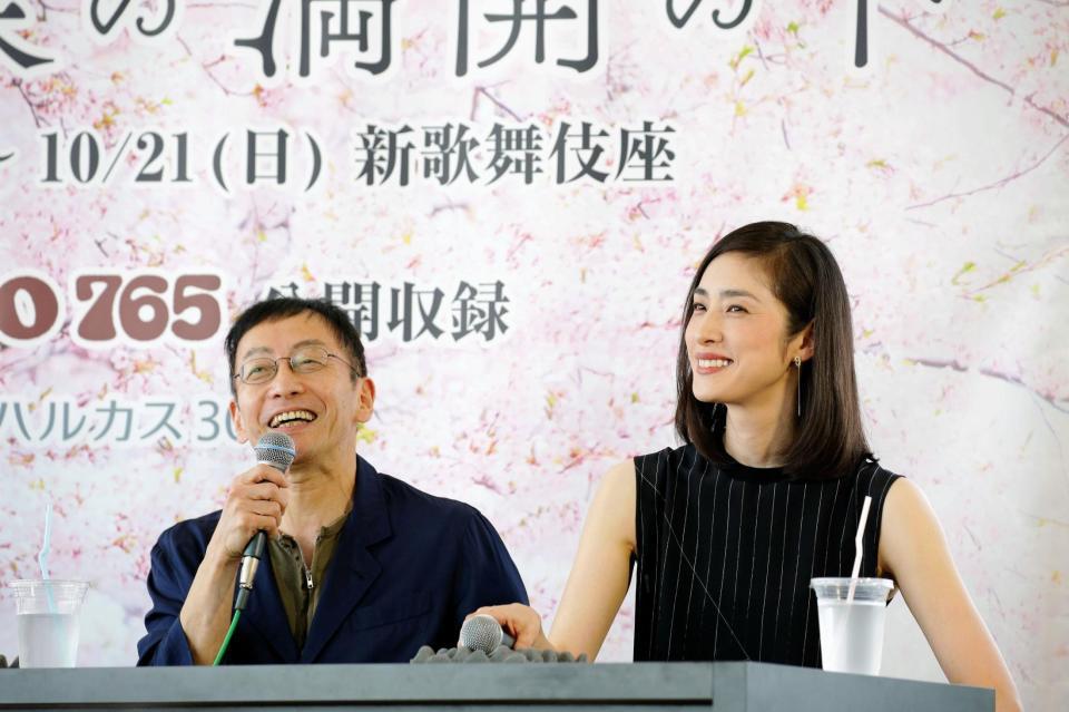 公開録音を行った天海祐希（右）と野田秀樹氏＝大阪「あべのハルカス」