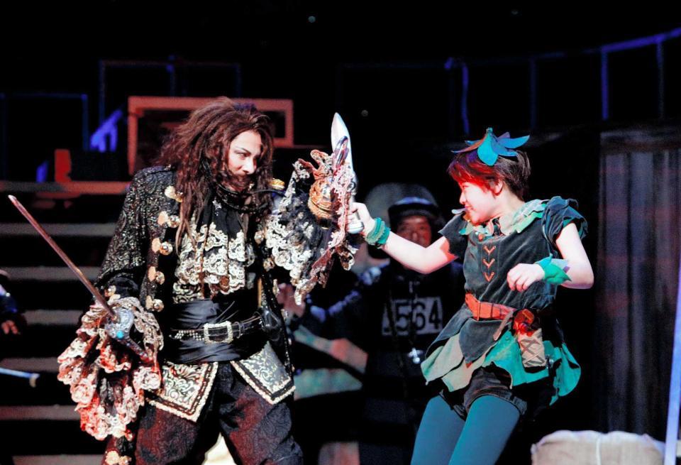 　ピーターパン役の吉柳咲良（右）とフック船長役のＩＳＳＡ＝東京国際フォーラム