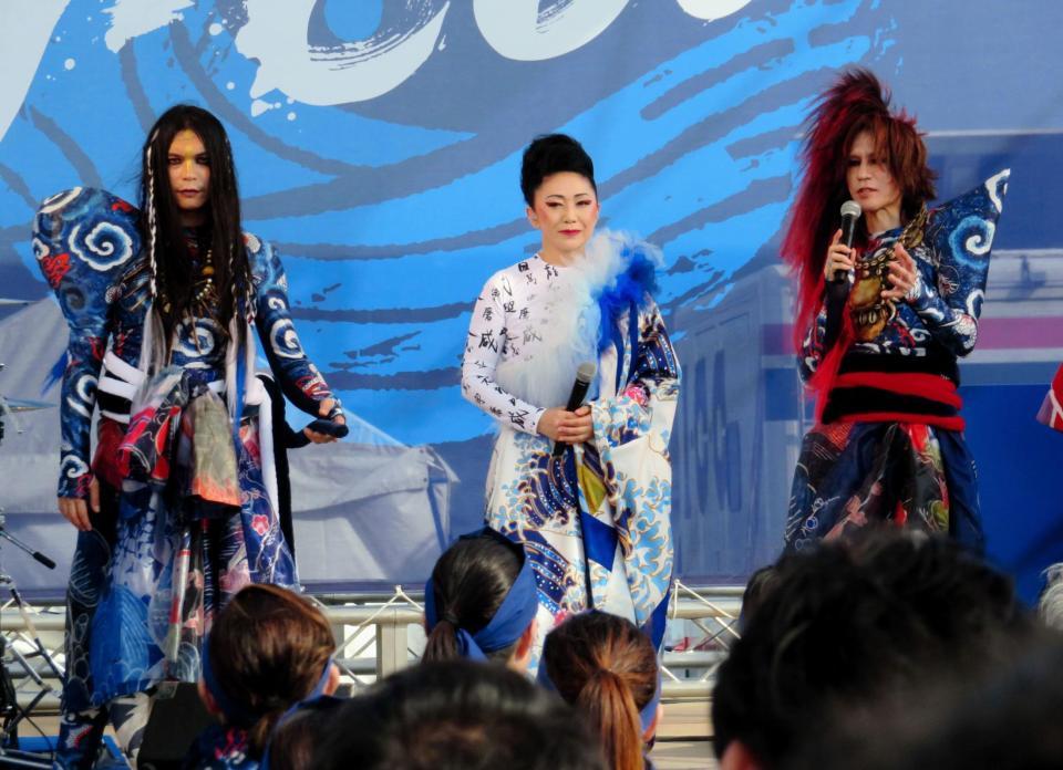 「怪物舞踏団」としてシークレットライブを行った（左から）ＫｅｎＫｅｎ、石川さゆり、ＳＵＧＩＺＯ＝神奈川県藤沢市の江ノ島イーストサイドビーチ