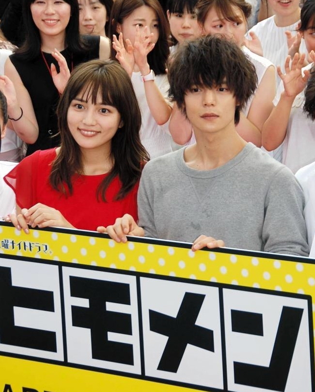 お互いに好きな所を３つ挙げた窪田正孝（右）と川口春奈＝都内
