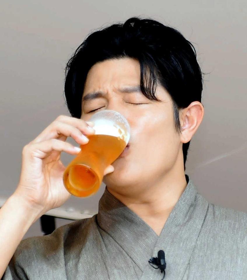 　ビールを飲む鈴木亮平