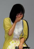 赤面する顔を手で押さえる徳永えり＝東京・テレビ東京本社