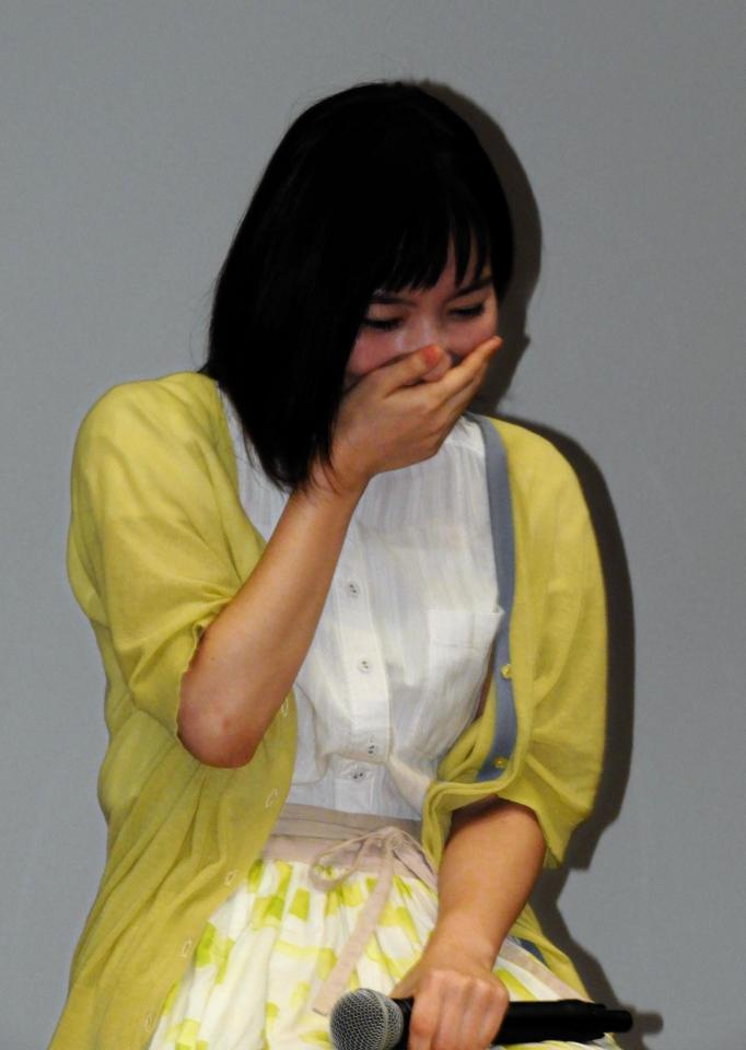 赤面する顔を手で押さえる徳永えり＝東京・テレビ東京本社