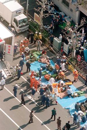 　１９９５年３月、地下鉄サリン事件で、日比谷線「築地駅」前の路上で手当てを受ける被害者