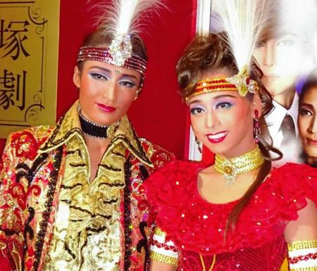 意気込みを語った望海風斗（左）と真彩希帆＝東京宝塚劇場