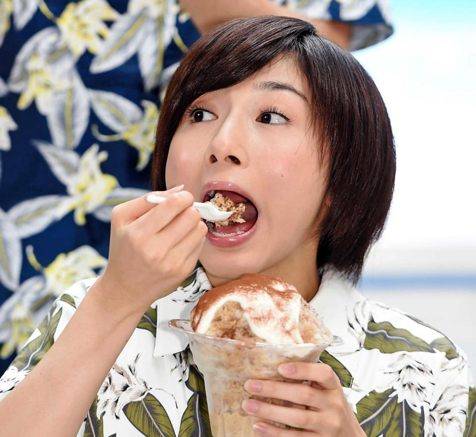 　特製かき氷を試食する日本テレビの市來玲奈アナウンサー＝東京・日本テレビ