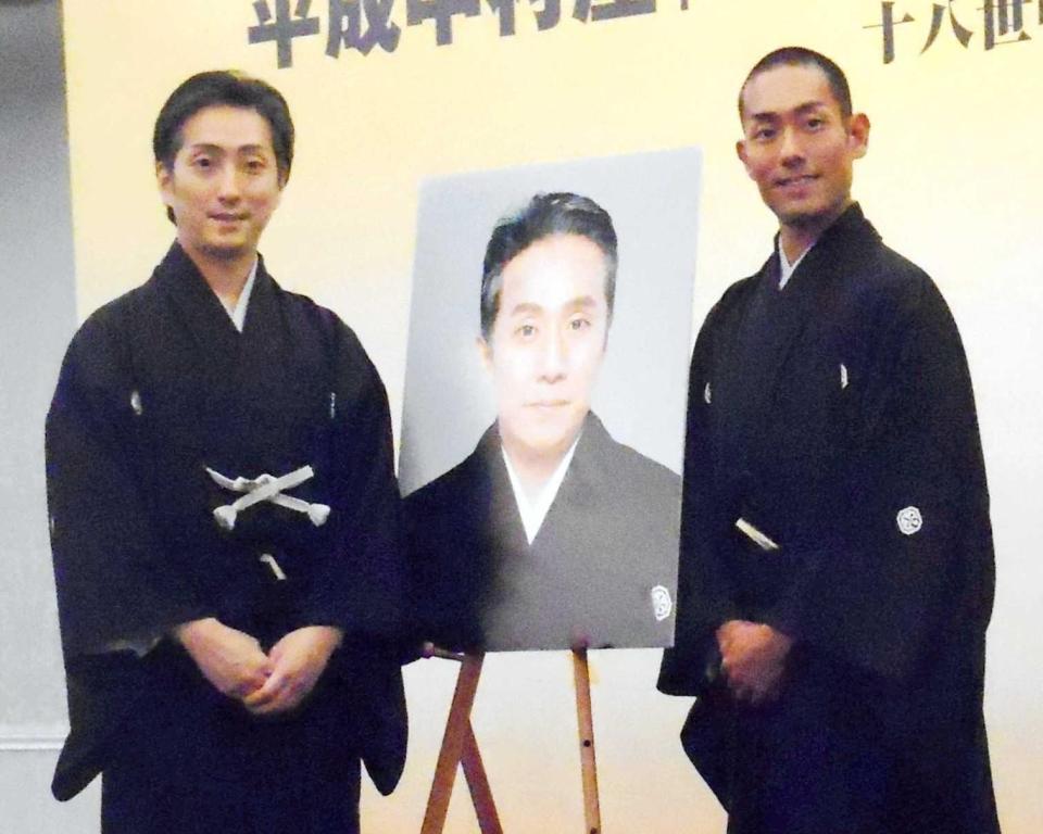 　父・中村勘三郎の七回忌追善興行を発表した中村勘九郎（右）と中村七之助＝都内のホテル