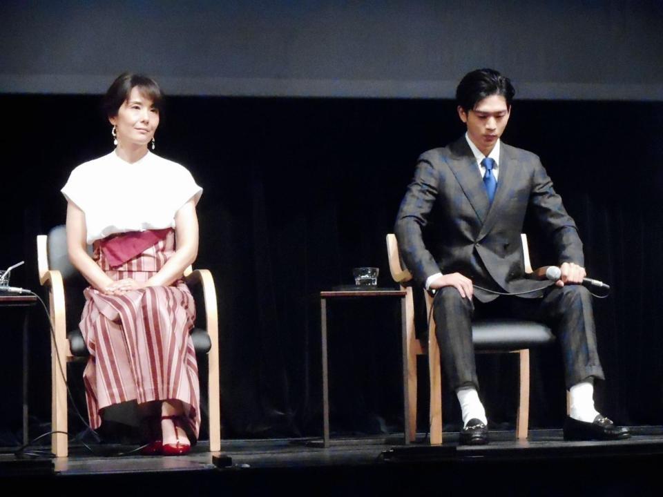 舞台「母と暮せば」の製作発表に参加した富田靖子（左）と松下洸平＝東京・紀伊國屋ホール