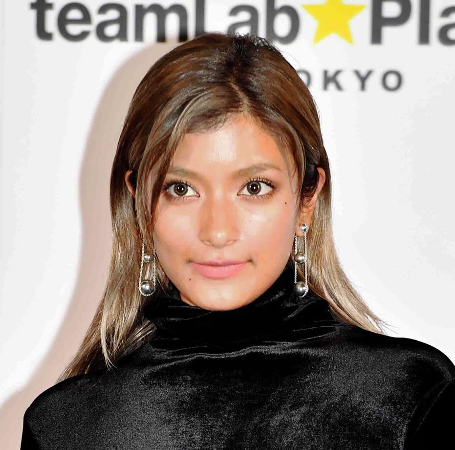 ローラ イケメン外国人モデルと３ショット 心配の声にリプも 芸能 デイリースポーツ Online