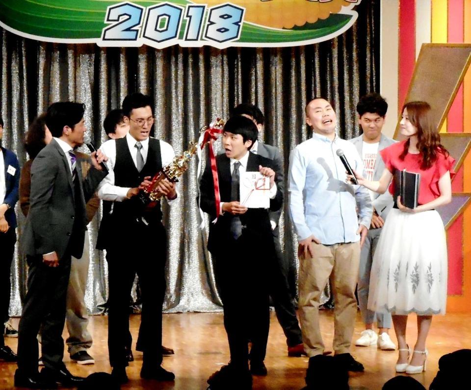 「お笑いハーベスト大賞」を制したハナコの（中央左から）菊田竜大、秋山寛貴、岡部大＝東京・全電通ホール
